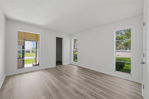 Condo in New Port Richey, Florida, 2 bedrooms № 2216706 - photo 11
