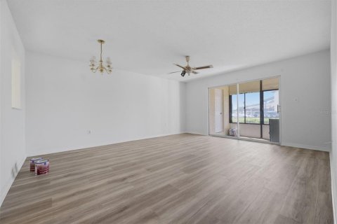 Condo in New Port Richey, Florida, 2 bedrooms № 2216706 - photo 7