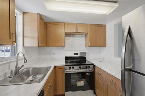Condo in New Port Richey, Florida, 2 bedrooms № 2216706 - photo 5