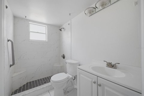 Condo in New Port Richey, Florida, 2 bedrooms № 2216706 - photo 13