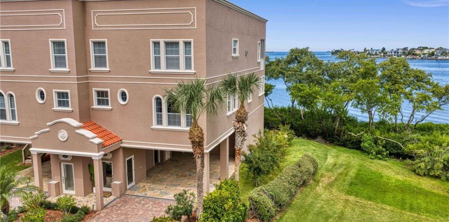 Touwnhouse à Dunedin, Floride 4 chambres, 263.1 m2 № 2399470
