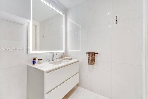 Condo in Miami, Florida, 1 bedroom  № 2026815 - photo 18