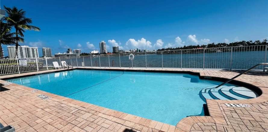 Apartment in Miami Beach, Florida 1 bedroom, 74.32 sq.m. № 2068279
