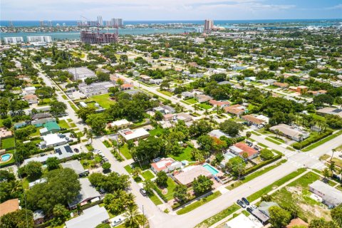 House in Lake Park, Florida 3 bedrooms, 97.73 sq.m. № 2018909 - photo 30