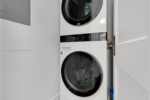 House in Lake Park, Florida 3 bedrooms, 97.73 sq.m. № 2018909 - photo 13