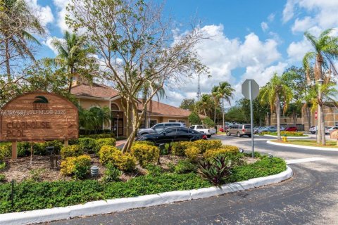 Снять в аренду кондоминиум в Пемброк-Пайнс, Флорида 2 спальни, 81.85м2, № 2033701 - фото 2