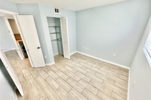 Снять в аренду кондоминиум в Пемброк-Пайнс, Флорида 2 спальни, 81.85м2, № 2033701 - фото 30