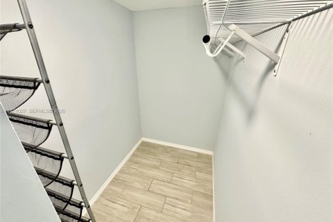 Снять в аренду кондоминиум в Пемброк-Пайнс, Флорида 2 спальни, 81.85м2, № 2033701 - фото 25