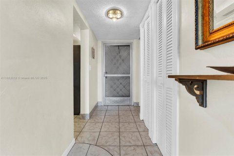 Condo in Hallandale Beach, Florida, 1 bedroom  № 2089726 - photo 15