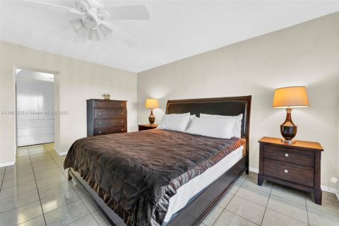 Condo in Hallandale Beach, Florida, 1 bedroom  № 2089726 - photo 17