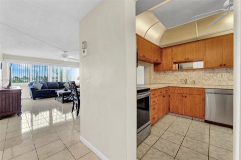 Condo in Hallandale Beach, Florida, 1 bedroom  № 2089726 - photo 7