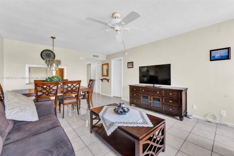 Condo in Hallandale Beach, Florida, 1 bedroom  № 2089726 - photo 12