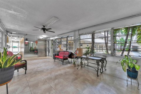 Condo in Hallandale Beach, Florida, 1 bedroom  № 2089726 - photo 22
