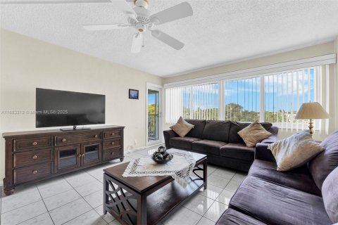 Condo in Hallandale Beach, Florida, 1 bedroom  № 2089726 - photo 11