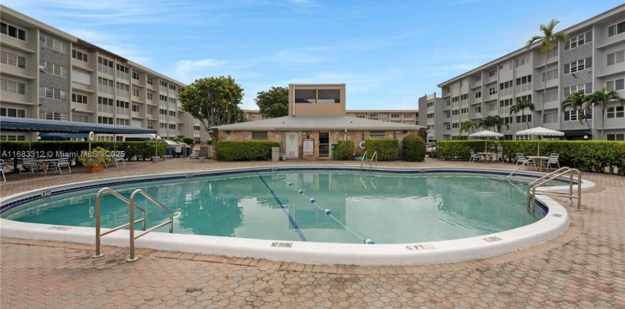 Condo in Hallandale Beach, Florida, 1 bedroom  № 2089726