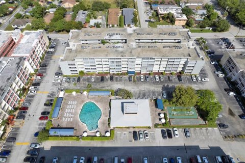 Condo in Hallandale Beach, Florida, 1 bedroom  № 2089726 - photo 24