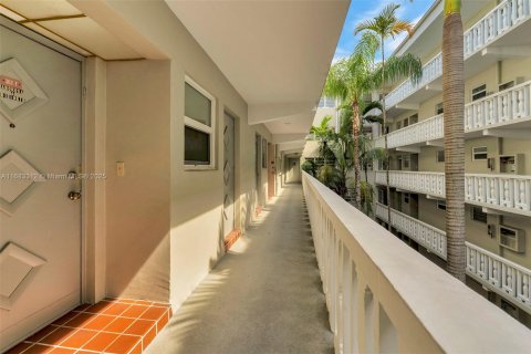 Condo in Hallandale Beach, Florida, 1 bedroom  № 2089726 - photo 21