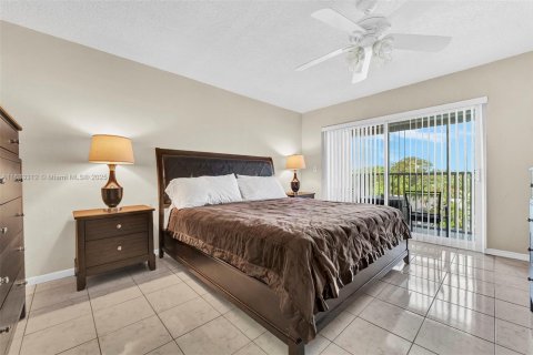 Condo in Hallandale Beach, Florida, 1 bedroom  № 2089726 - photo 16