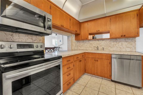 Condo in Hallandale Beach, Florida, 1 bedroom  № 2089726 - photo 2