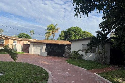 House in Miramar, Florida 3 bedrooms, 173.36 sq.m. № 2393203 - photo 2