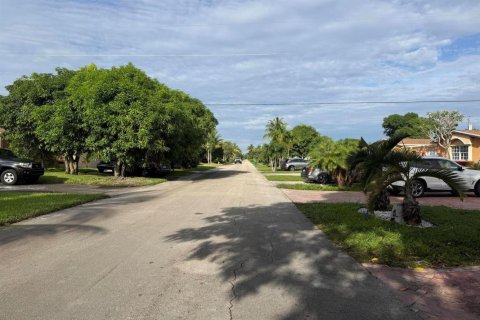 House in Miramar, Florida 3 bedrooms, 173.36 sq.m. № 2393203 - photo 3