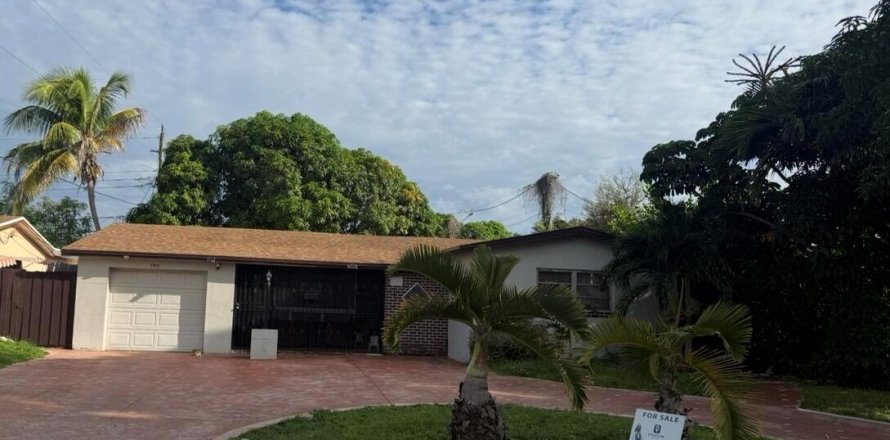 House in Miramar, Florida 3 bedrooms, 173.36 sq.m. № 2393203