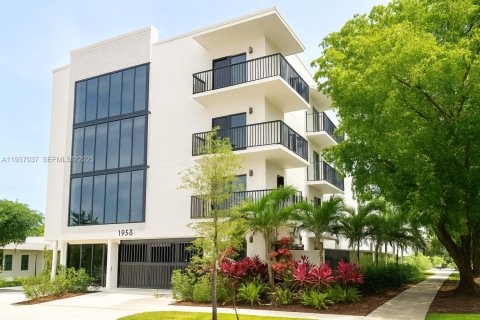 Apartment in Hollywood, Florida 2 bedrooms, 1704.85 sq.m. № 1994892 - photo 2