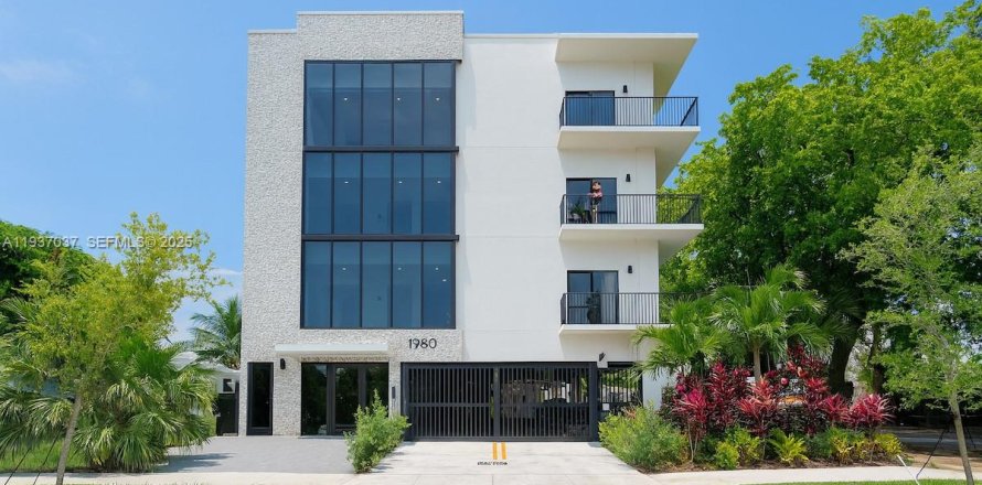 Apartment in Hollywood, Florida 2 bedrooms, 1704.85 sq.m. № 1994892