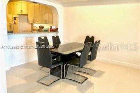 Condo in Doral, Florida, 3 bedrooms  № 1918980 - photo 12