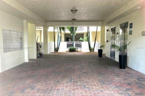 Condo in Doral, Florida, 3 bedrooms  № 1918980 - photo 2