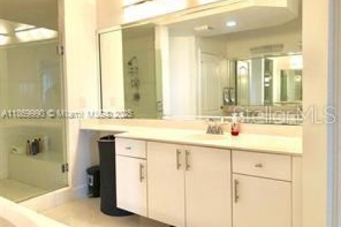 Condo in Doral, Florida, 3 bedrooms  № 1918980 - photo 16