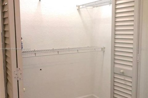 Condo in Doral, Florida, 3 bedrooms  № 1918980 - photo 8