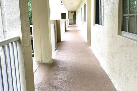 Condo in Doral, Florida, 3 bedrooms  № 1918980 - photo 4