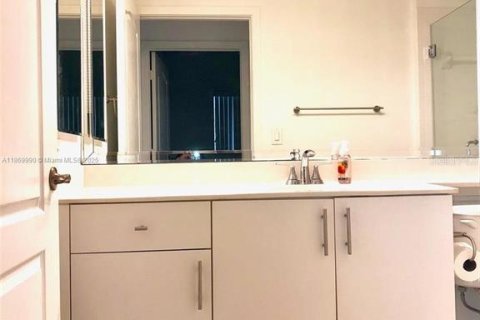 Condo in Doral, Florida, 3 bedrooms  № 1918980 - photo 5