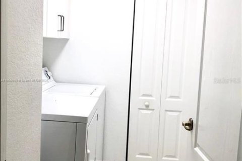 Condo in Doral, Florida, 3 bedrooms  № 1918980 - photo 9