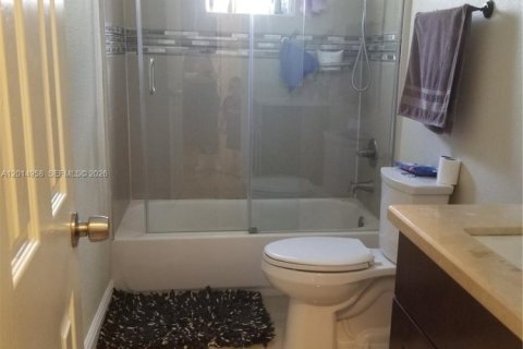 Villa ou maison à louer à Miami, Floride: 4 chambres, 131.92 m2 № 2084930 - photo 5