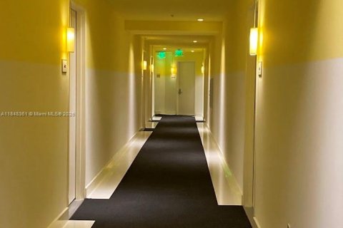 Apartamento en alquiler en Miami, Florida, 2 dormitorios, 108.42 m2 № 1936656 - foto 3