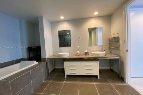 Apartamento en alquiler en Miami, Florida, 2 dormitorios, 108.42 m2 № 1936656 - foto 28