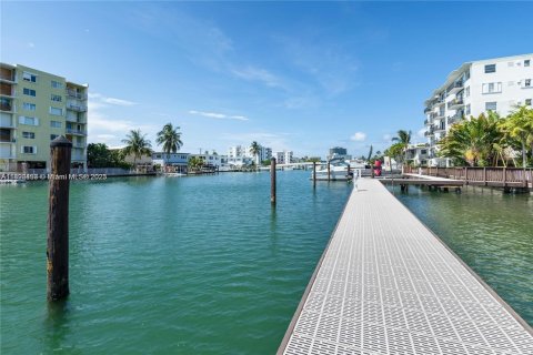 Copropriété à louer à Miami Beach, Floride: 1 chambre, 61.32 m2 № 1945004 - photo 2