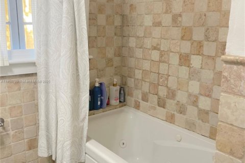 Villa ou maison à louer à Coral Gables, Floride: 3 chambres, 197.32 m2 № 1965456 - photo 13