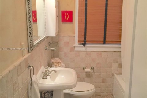 Villa ou maison à louer à Coral Gables, Floride: 3 chambres, 197.32 m2 № 1965456 - photo 14