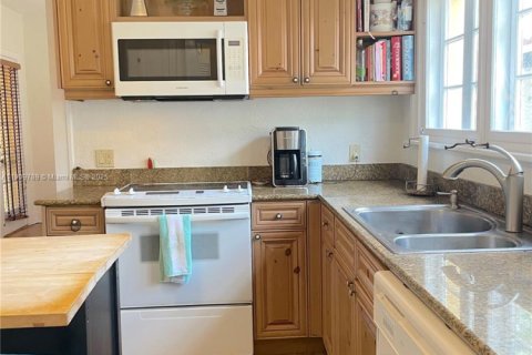 Villa ou maison à louer à Coral Gables, Floride: 3 chambres, 197.32 m2 № 1965456 - photo 8