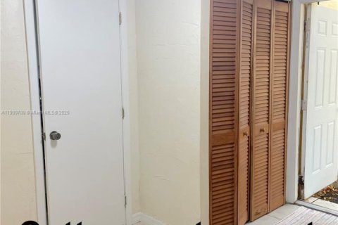 Villa ou maison à louer à Coral Gables, Floride: 3 chambres, 197.32 m2 № 1965456 - photo 17