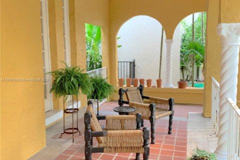 Villa ou maison à louer à Coral Gables, Floride: 3 chambres, 197.32 m2 № 1965456 - photo 2