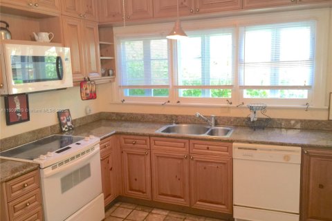 Villa ou maison à louer à Coral Gables, Floride: 3 chambres, 197.32 m2 № 1965456 - photo 7