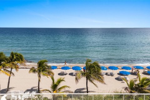 Condominio en venta en Hallandale Beach, Florida, 2 dormitorios, 115.94 m2 № 1942017 - foto 24
