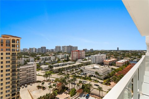 Condominio en venta en Hallandale Beach, Florida, 2 dormitorios, 115.94 m2 № 1942017 - foto 17