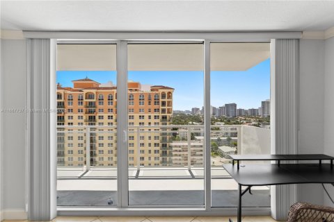 Condominio en venta en Hallandale Beach, Florida, 2 dormitorios, 115.94 m2 № 1942017 - foto 16