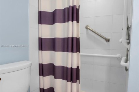 Condo in Sunrise, Florida, 2 bedrooms  № 1870032 - photo 18