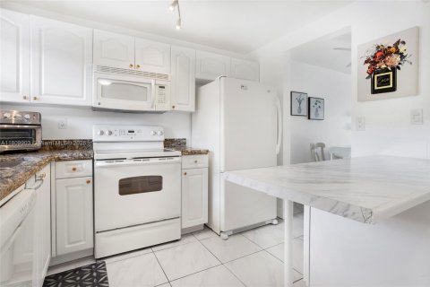 Condo in Sunrise, Florida, 2 bedrooms  № 1870032 - photo 8